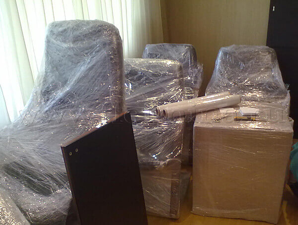 Упаковка стрейч пленкой при переезде