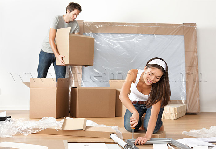 Упаковка вещей в картонные коробки