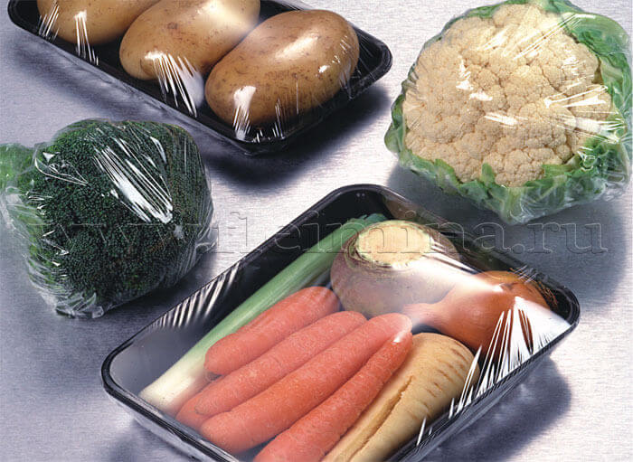 Овощи на лотках, упакованные в стрейч-пленку